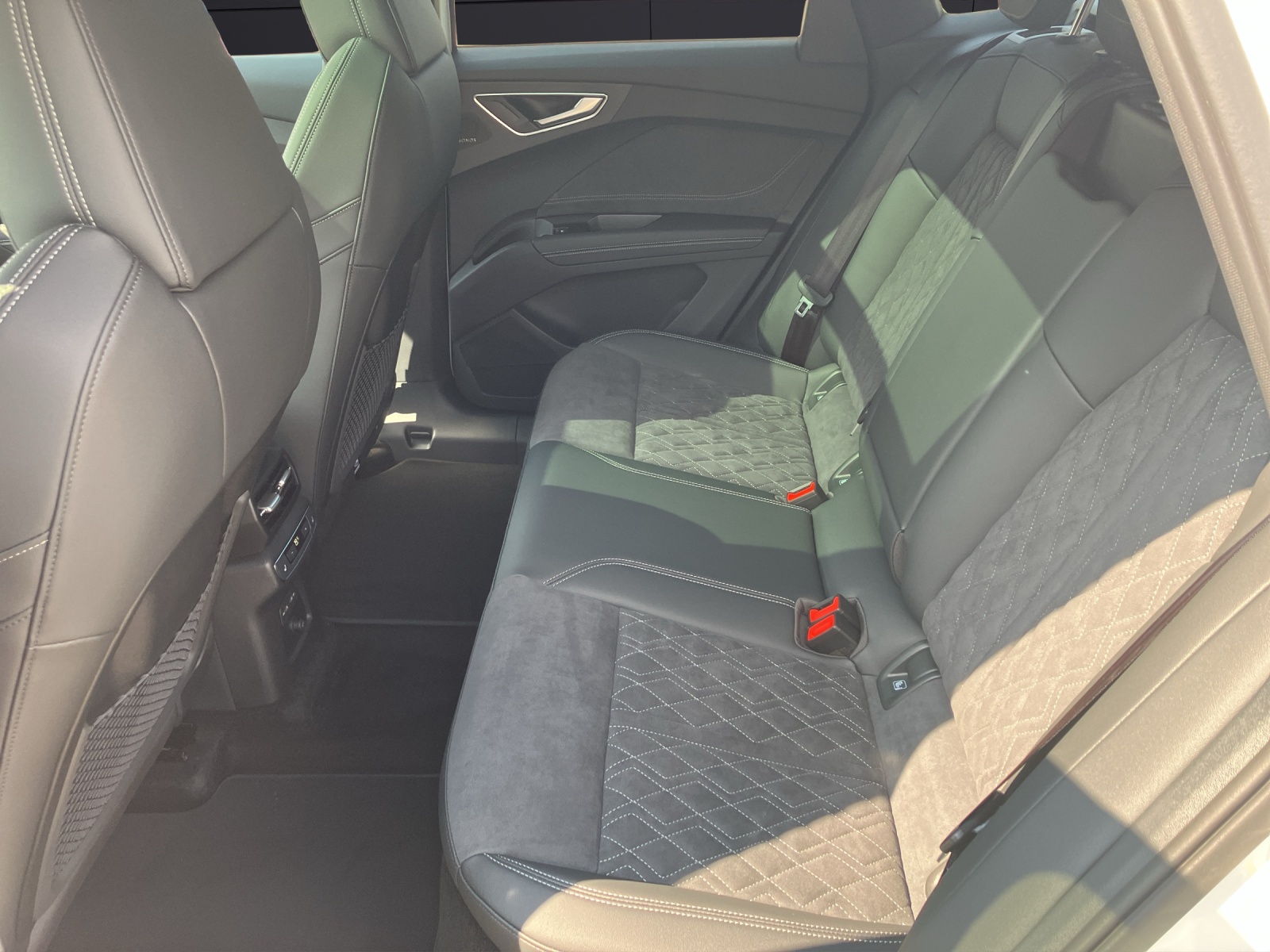 Fahrzeugabbildung Audi Q4 e-tron Sportback 55 e-tron quattro basis LED MMI ACC DAB