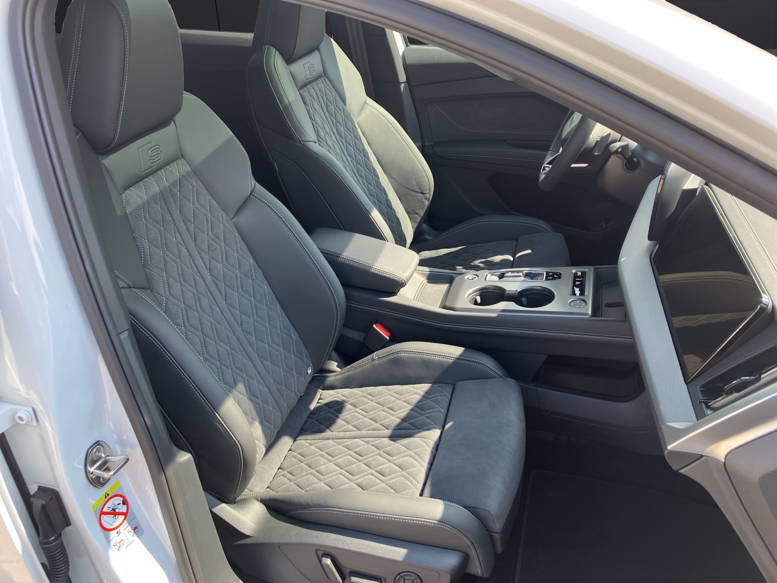 Fahrzeugabbildung Audi Q4 e-tron Sportback 55 e-tron quattro basis LED MMI ACC DAB