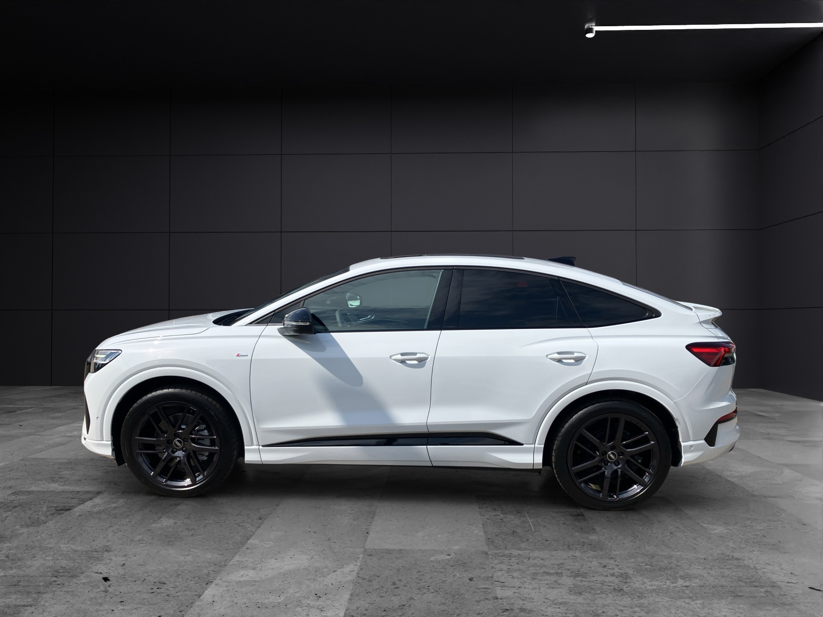 Fahrzeugabbildung Audi Q4 e-tron Sportback 55 e-tron quattro basis LED MMI ACC DAB