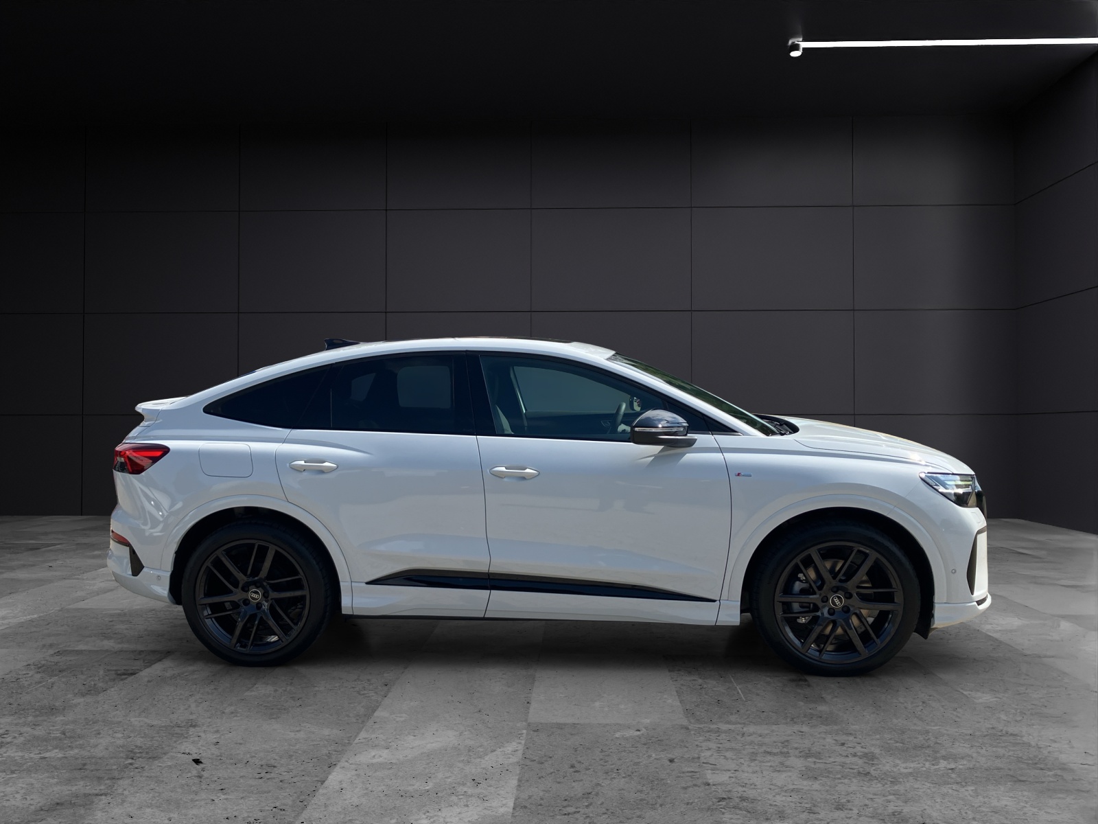 Fahrzeugabbildung Audi Q4 e-tron Sportback 55 e-tron quattro basis LED MMI ACC DAB