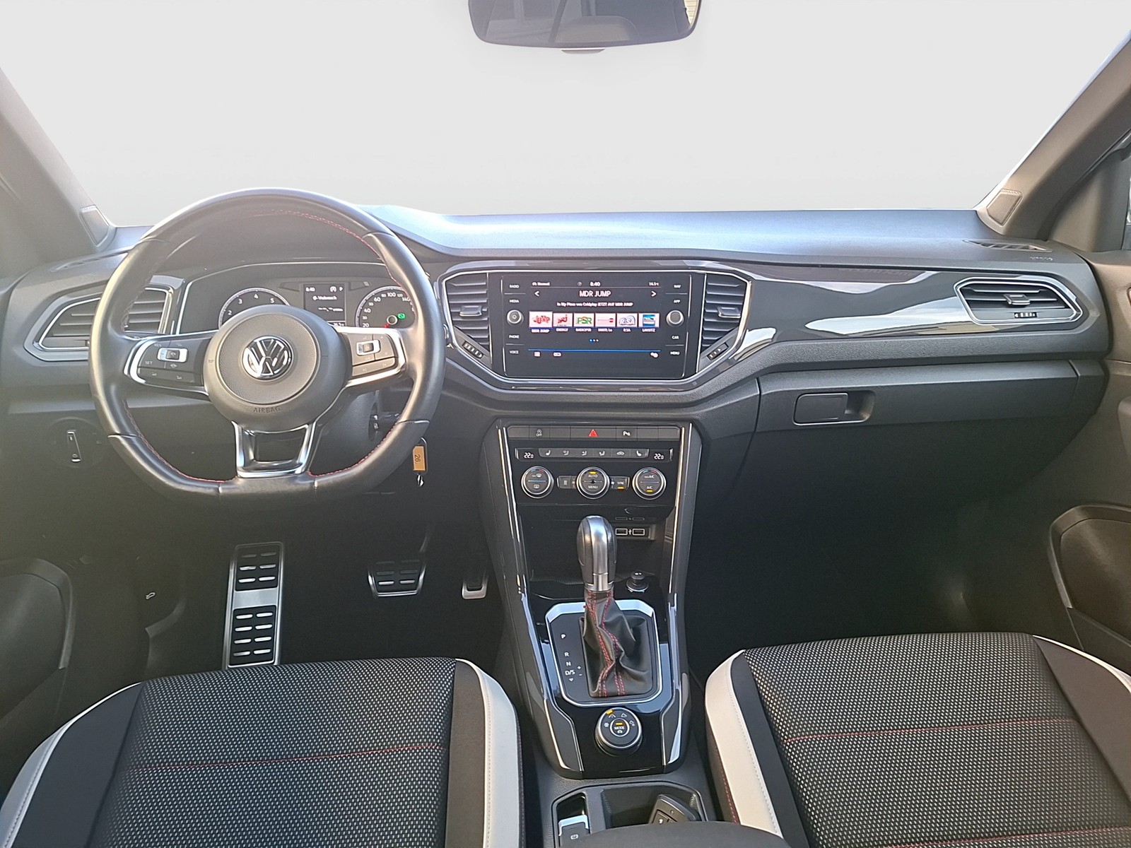 Fahrzeugabbildung Volkswagen T-Roc TSI Sport DSG 4M Standhzg. LED Navi ACC SHZ PDC