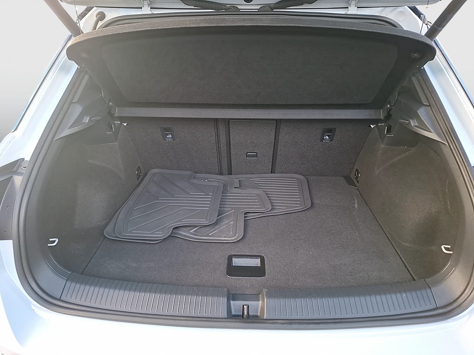 Fahrzeugabbildung Volkswagen T-Roc TSI Sport DSG 4M Standhzg. LED Navi ACC SHZ PDC