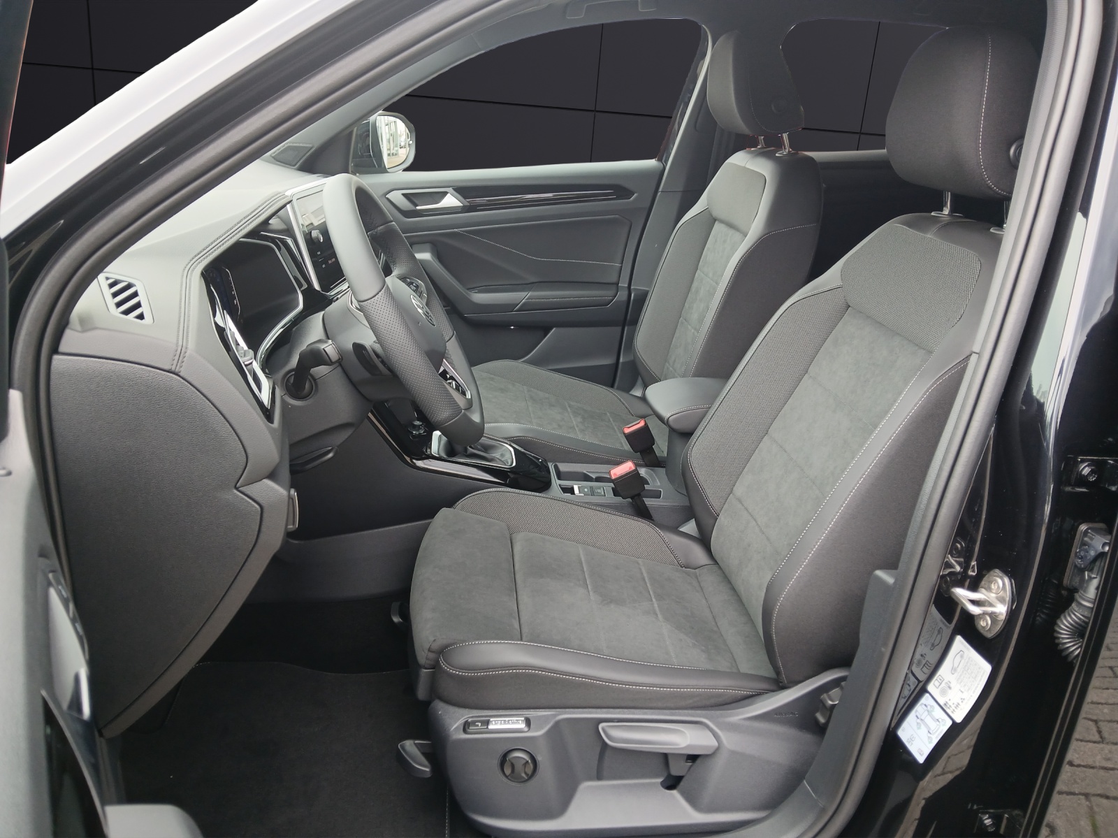 Fahrzeugabbildung Volkswagen T-Roc 1.5 TSI DSG R-Line LM IQ.DRIVE Sportlenkrad