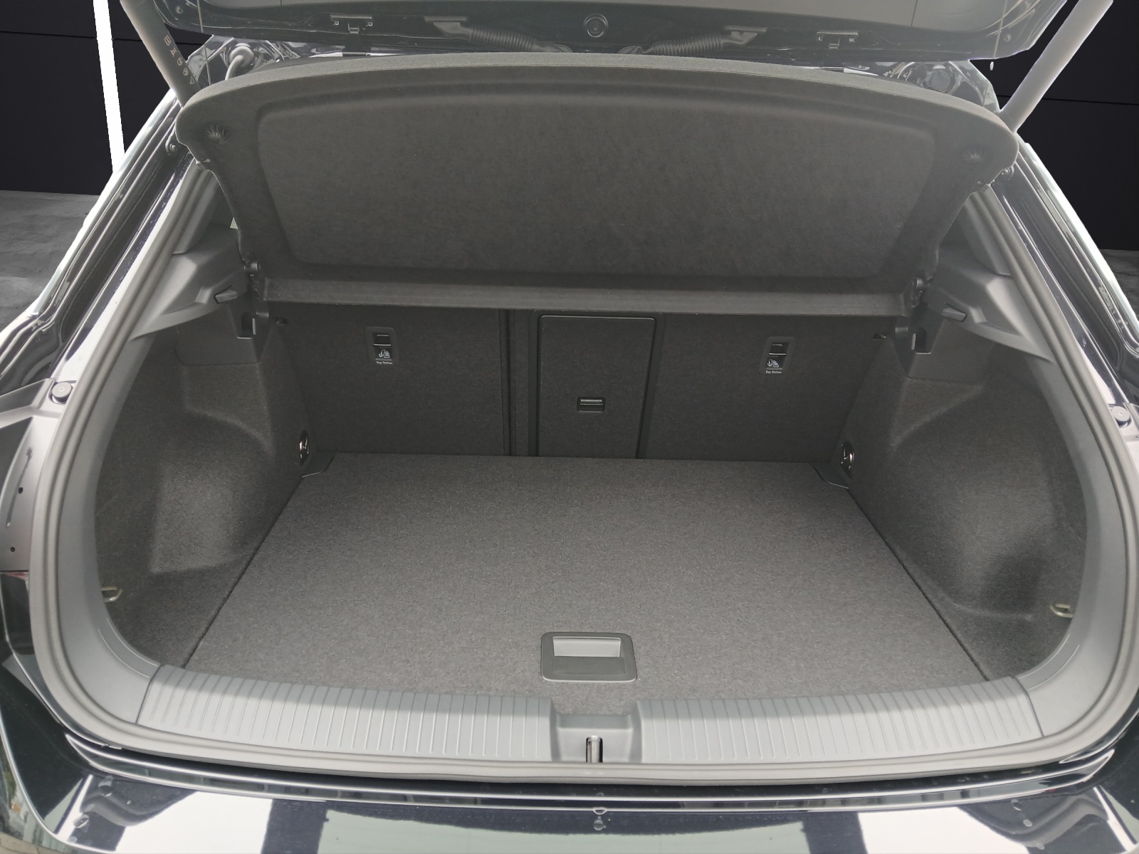 Fahrzeugabbildung Volkswagen T-Roc 1.5 TSI DSG R-Line LM IQ.DRIVE Sportlenkrad