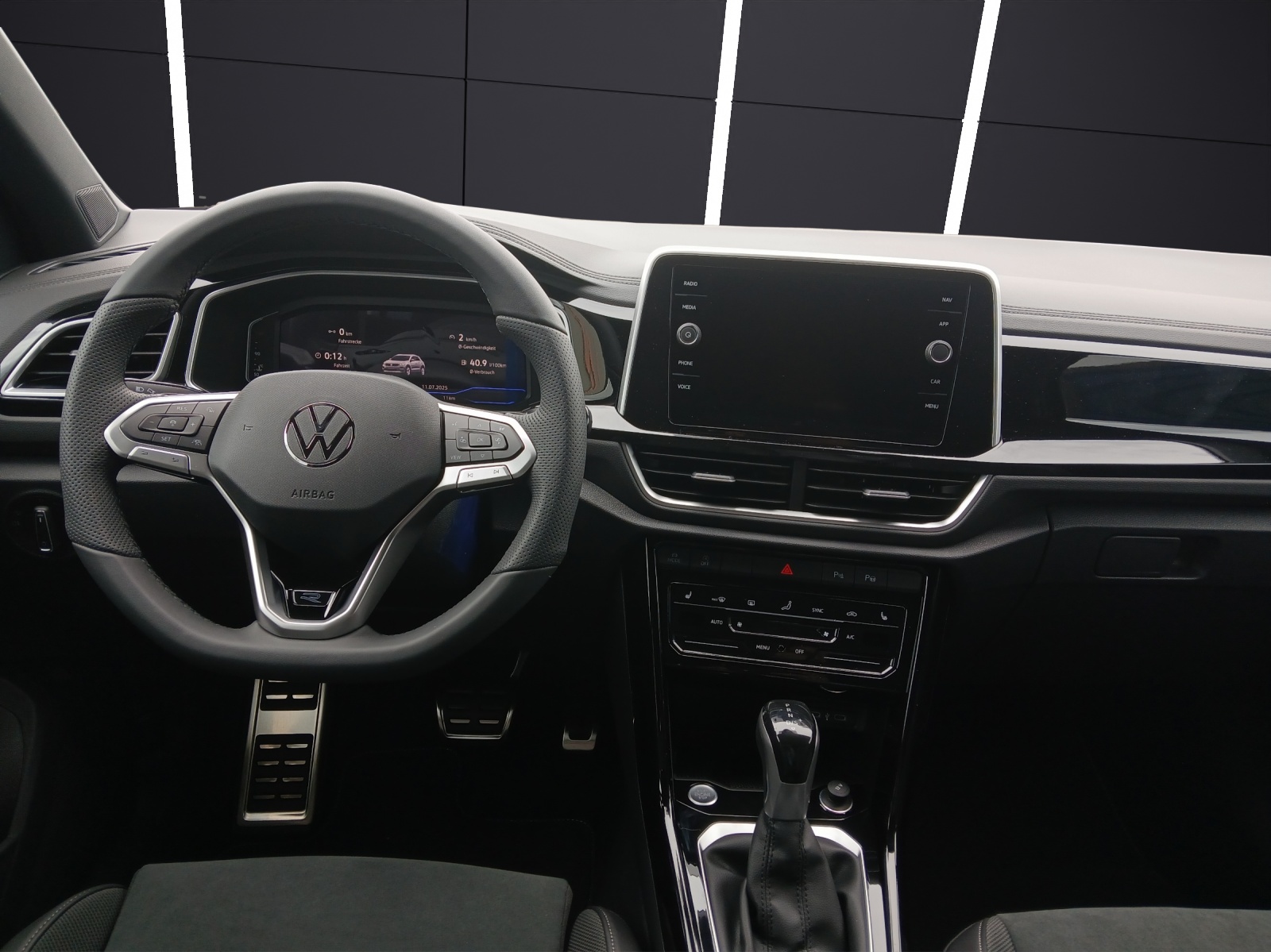 Fahrzeugabbildung Volkswagen T-Roc 1.5 TSI DSG R-Line LM IQ.DRIVE Sportlenkrad