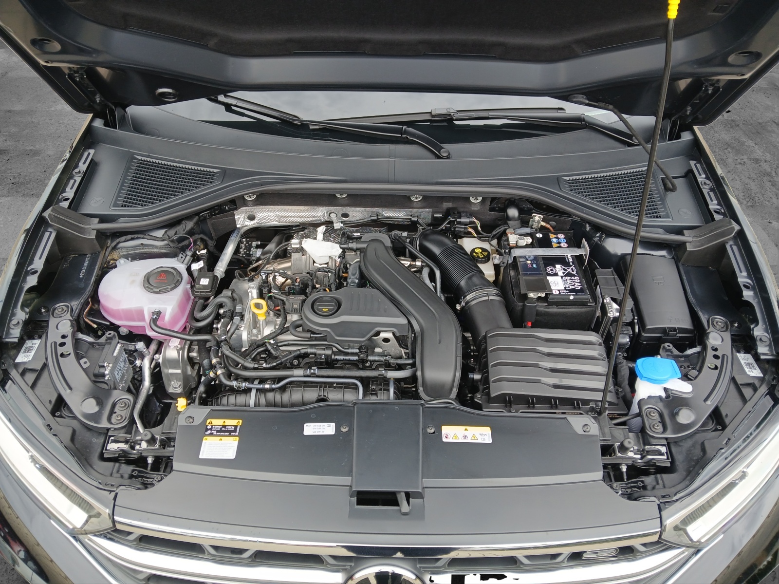 Fahrzeugabbildung Volkswagen T-Roc 1.5 TSI DSG R-Line LM IQ.DRIVE Sportlenkrad