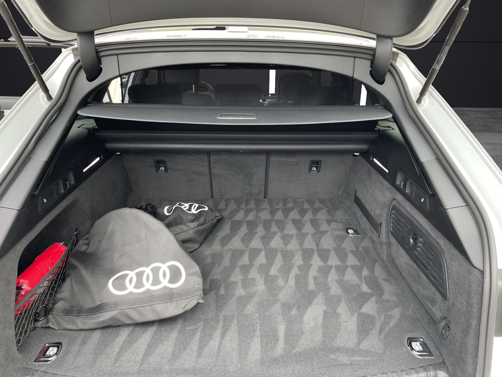 Fahrzeugabbildung Audi A6 Avant TFSI e quattro S line Matrix Navi SHZ