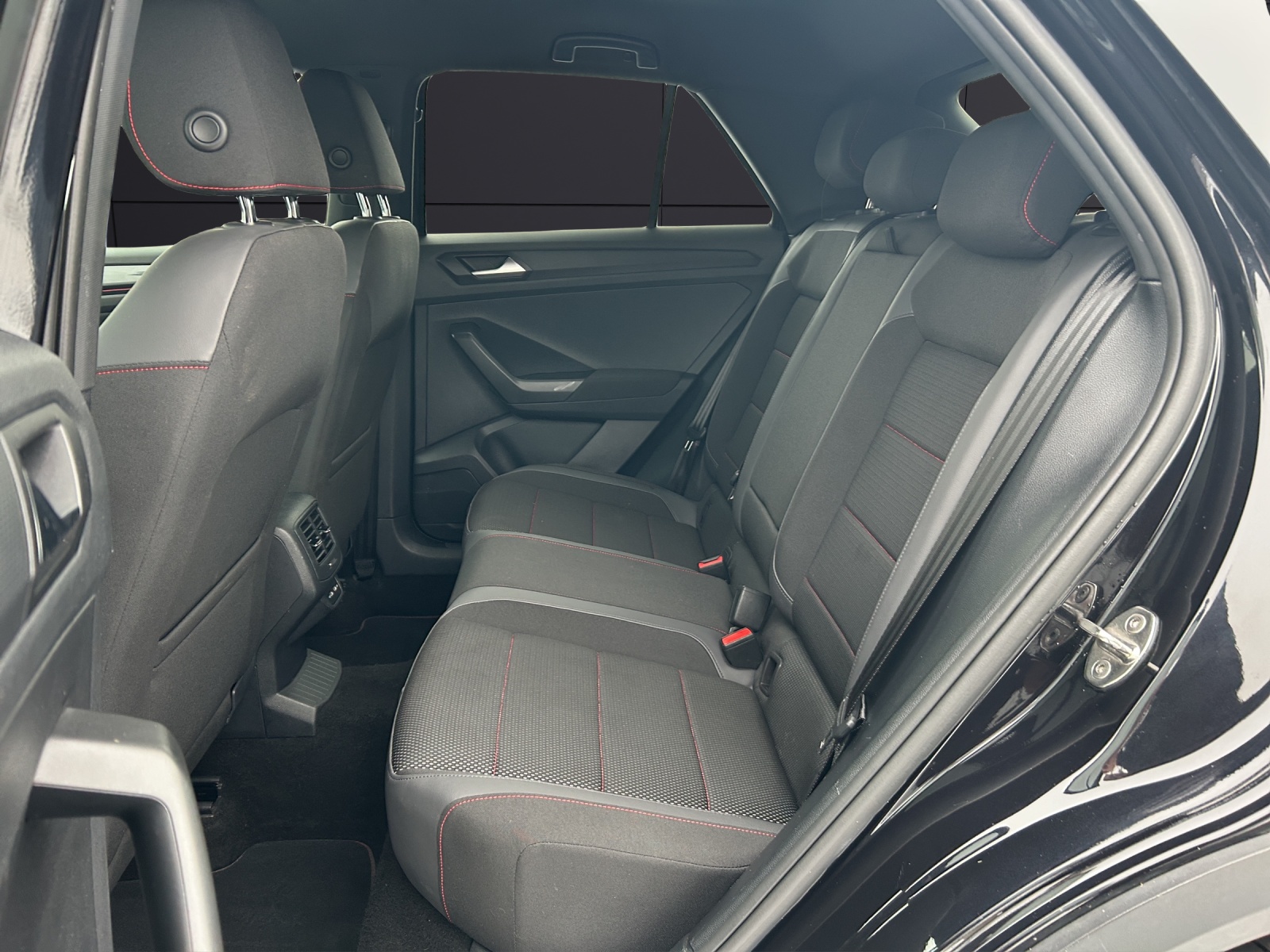 Fahrzeugabbildung Volkswagen T-Roc TSI Sport DSG 4M LED Navi ACC RFK SH