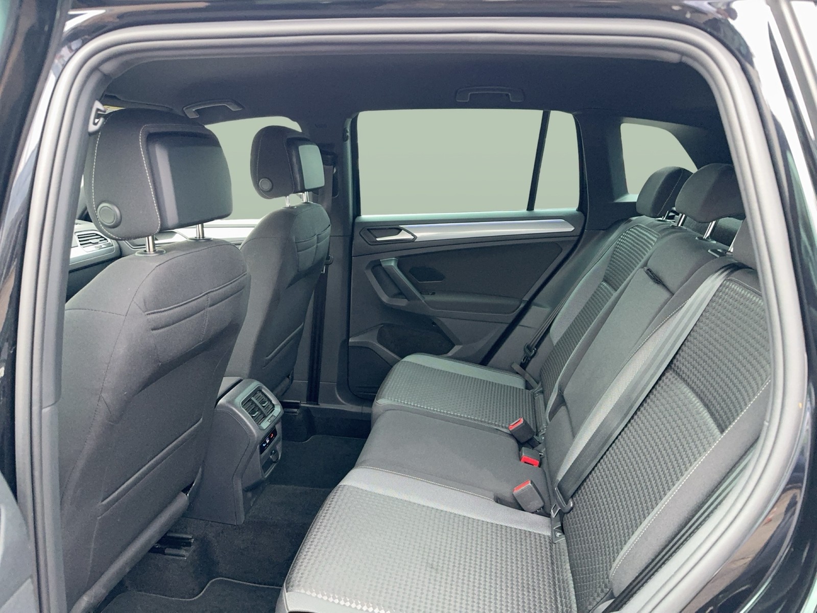 Fahrzeugabbildung Volkswagen Tiguan eHybrid Active DSG LED AHK NAvi HUD AID ACC RFK SH