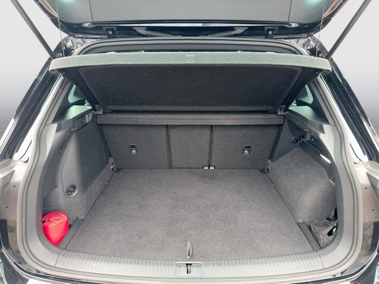 Fahrzeugabbildung Volkswagen Tiguan eHybrid Active DSG LED AHK NAvi HUD AID ACC RFK SH