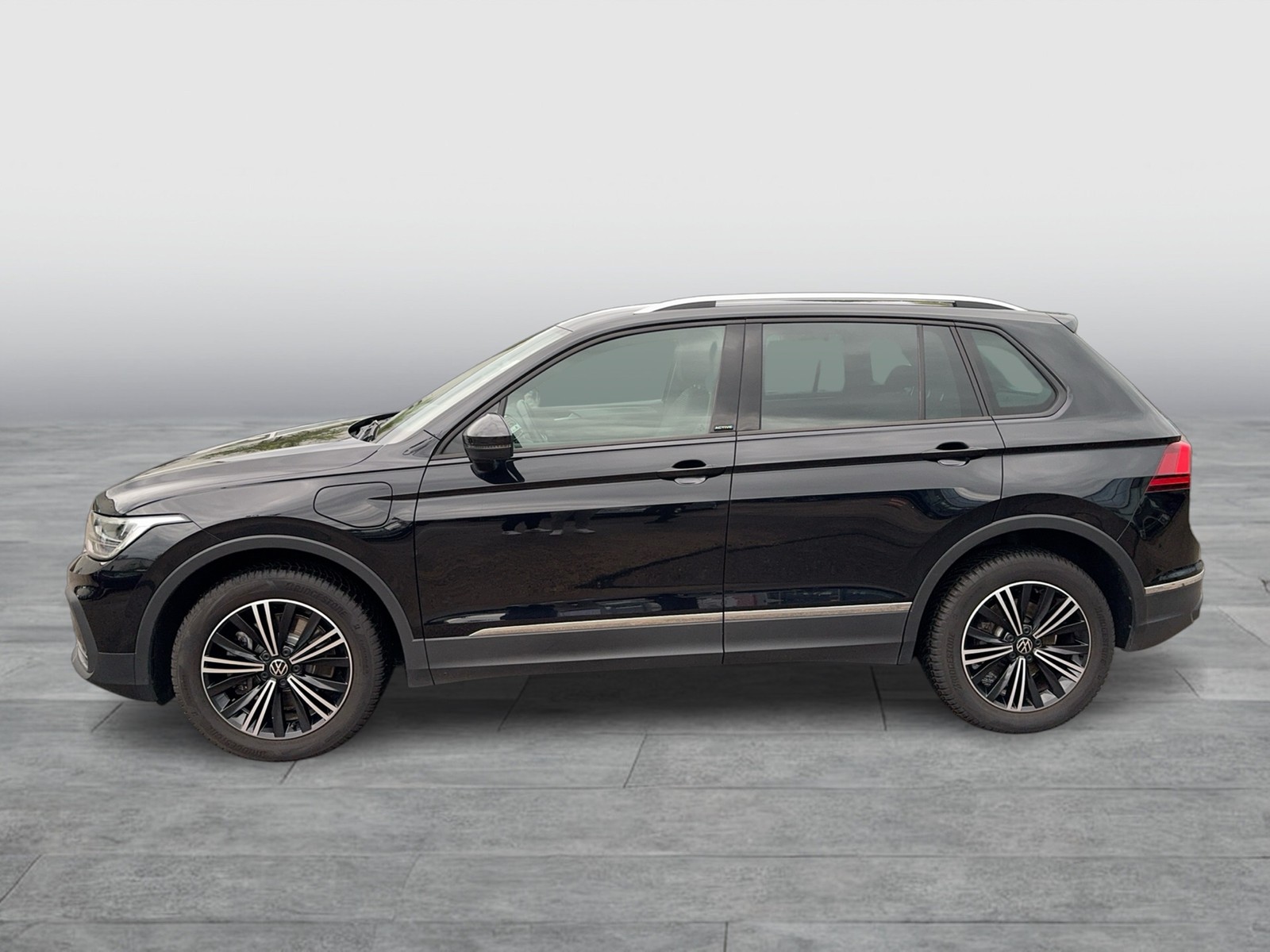 Fahrzeugabbildung Volkswagen Tiguan eHybrid Active DSG LED AHK NAvi HUD AID ACC RFK SH