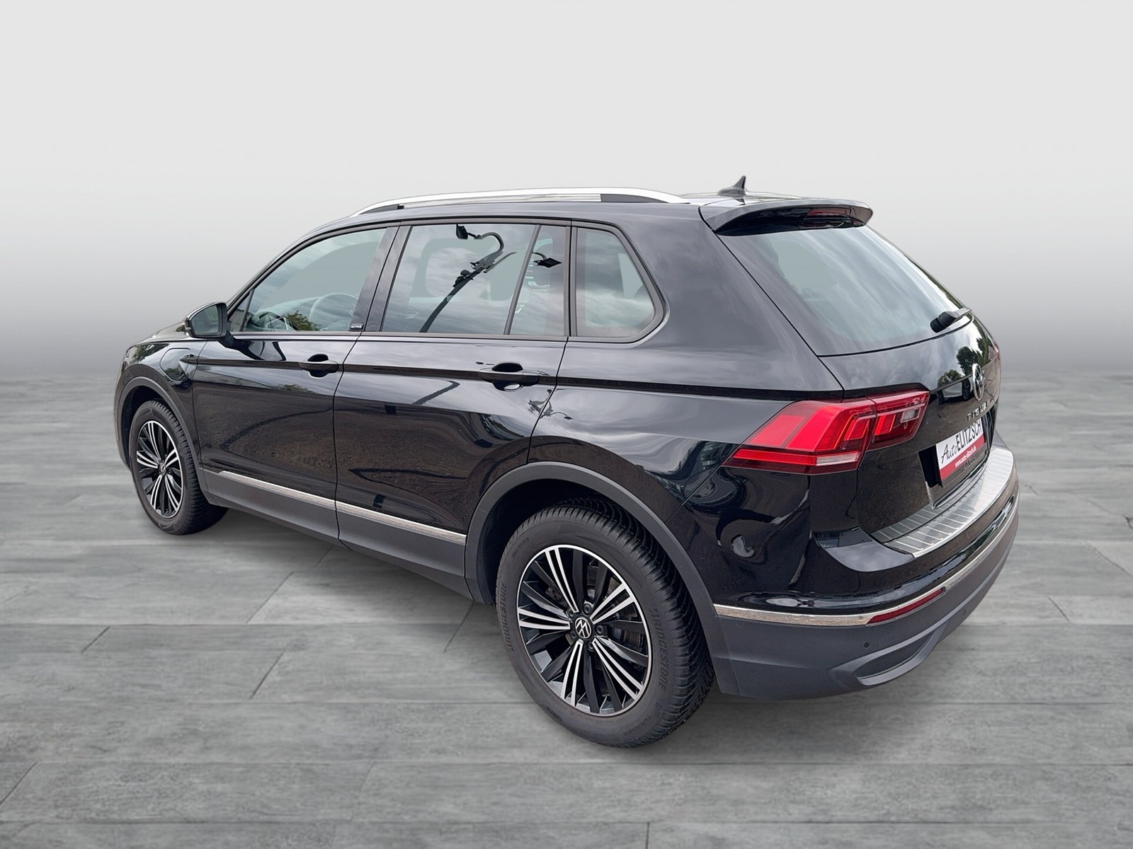 Fahrzeugabbildung Volkswagen Tiguan eHybrid Active DSG LED AHK NAvi HUD AID ACC RFK SH