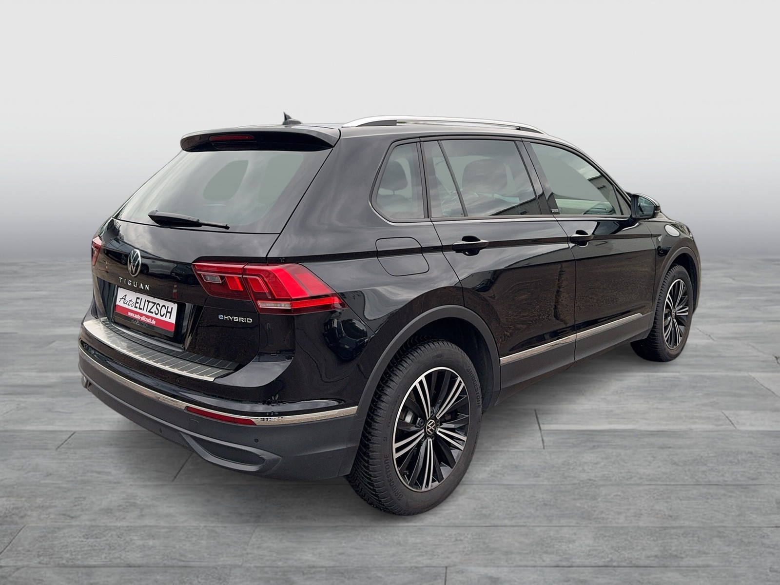Fahrzeugabbildung Volkswagen Tiguan eHybrid Active DSG LED AHK NAvi HUD AID ACC RFK SH