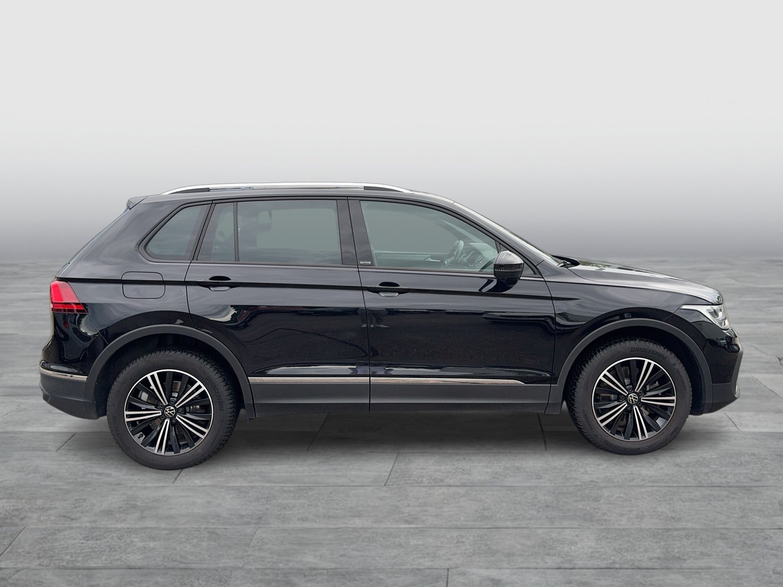 Fahrzeugabbildung Volkswagen Tiguan eHybrid Active DSG LED AHK NAvi HUD AID ACC RFK SH
