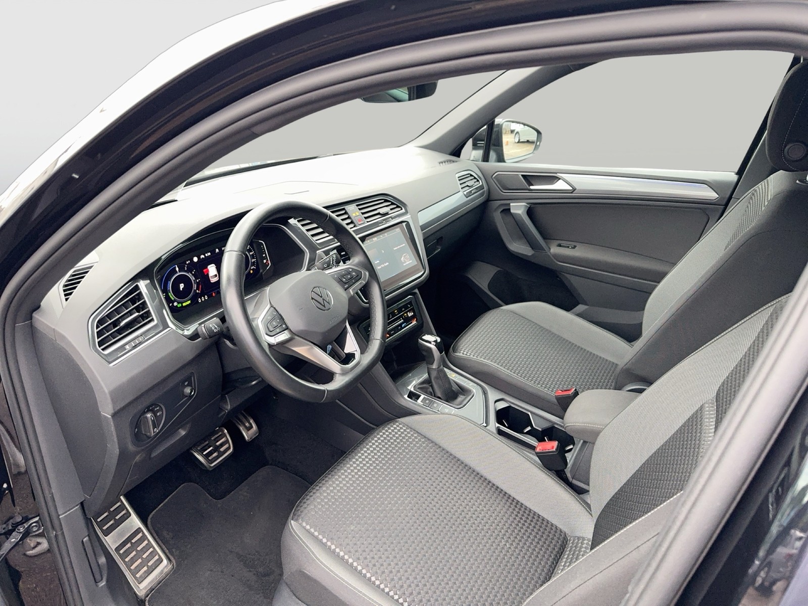 Fahrzeugabbildung Volkswagen Tiguan eHybrid Active DSG LED AHK NAvi HUD AID ACC RFK SH