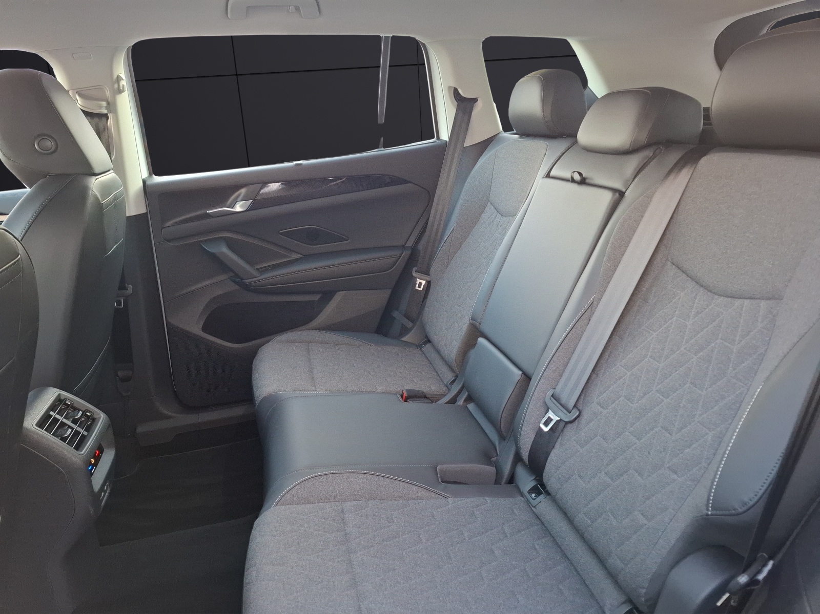 Fahrzeugabbildung Volkswagen Tayron TDI Life DSG 4M LED AHK Navi AID ACC RFK SH 18