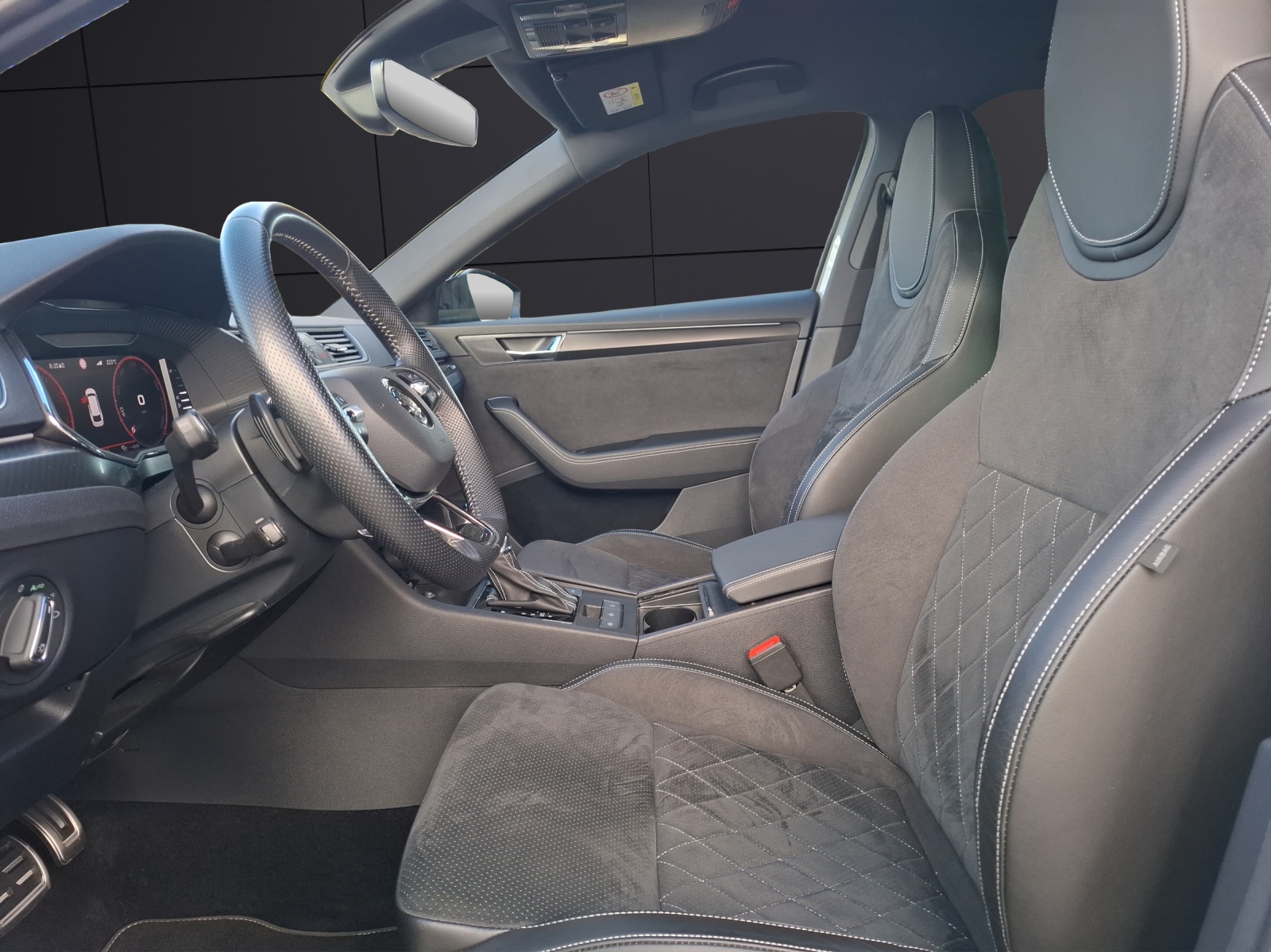 Fahrzeugabbildung SKODA Superb Combi TDI Sportline DSG Matrix Navi AID ACC SH 19