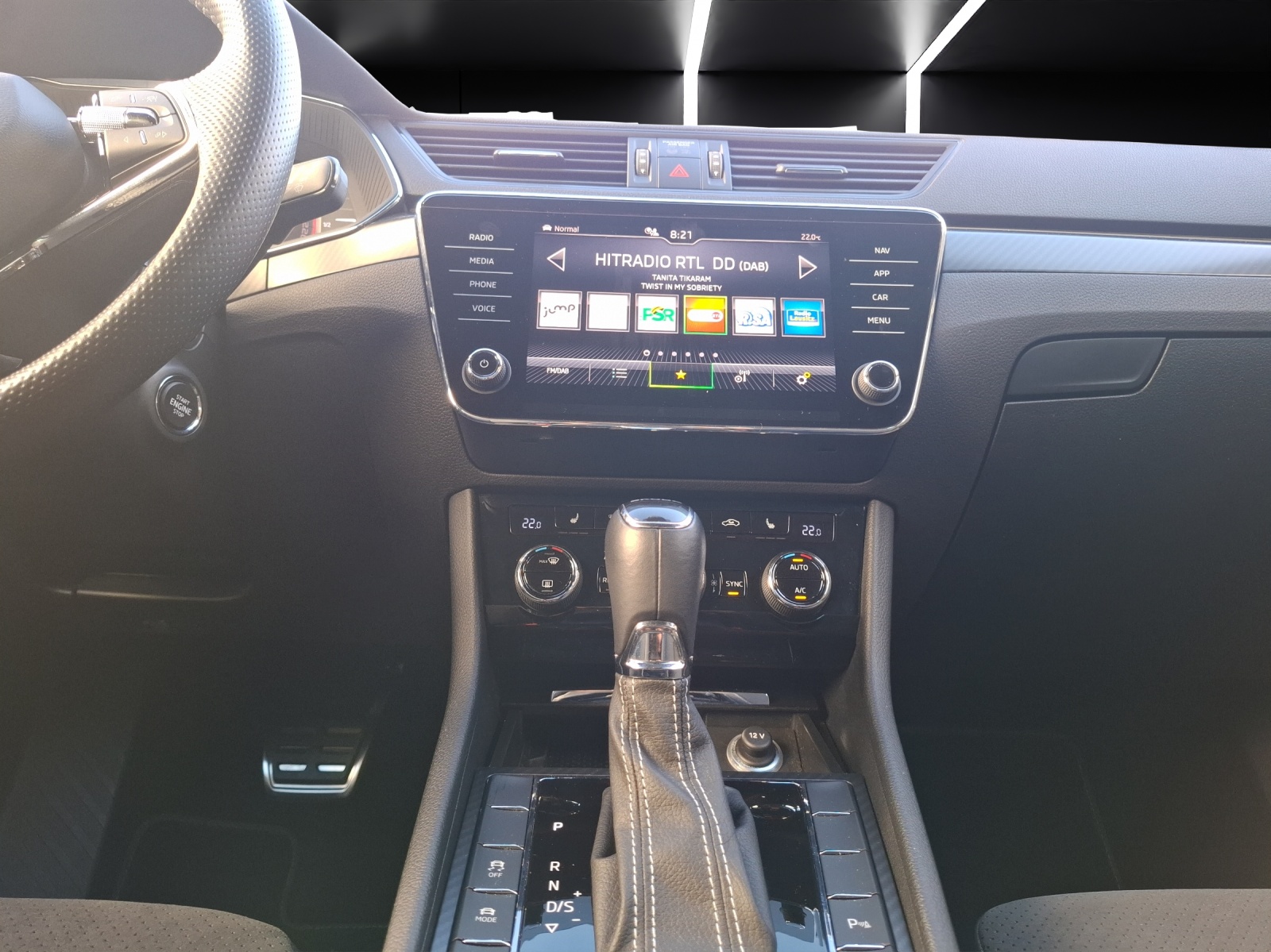 Fahrzeugabbildung SKODA Superb Combi TDI Sportline DSG Matrix Navi AID ACC SH 19