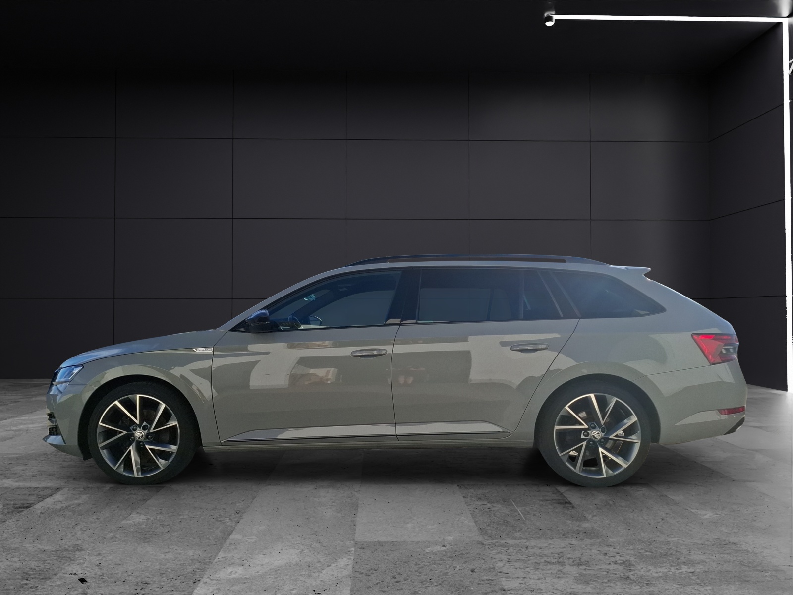 Fahrzeugabbildung SKODA Superb Combi TDI Sportline DSG Matrix Navi AID ACC SH 19