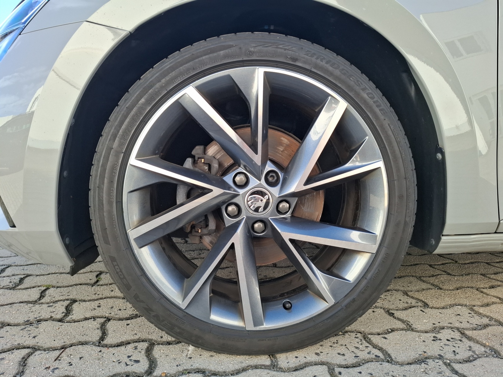 Fahrzeugabbildung SKODA Superb Combi TDI Sportline DSG Matrix Navi AID ACC SH 19