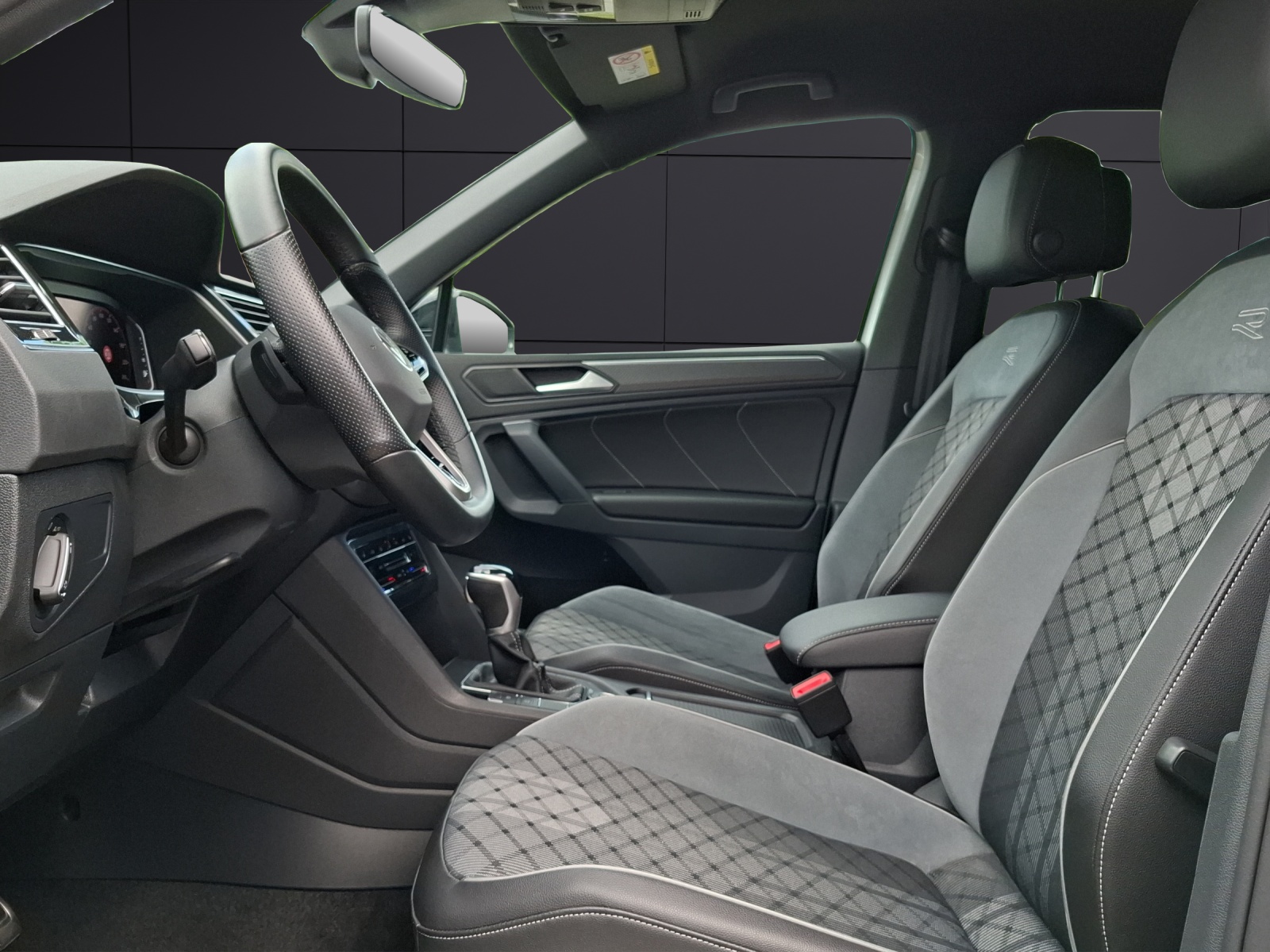 Fahrzeugabbildung Volkswagen Tiguan TSI R-Line DSG 4M Matrix AHK Navi AID ACC RFK SH 19