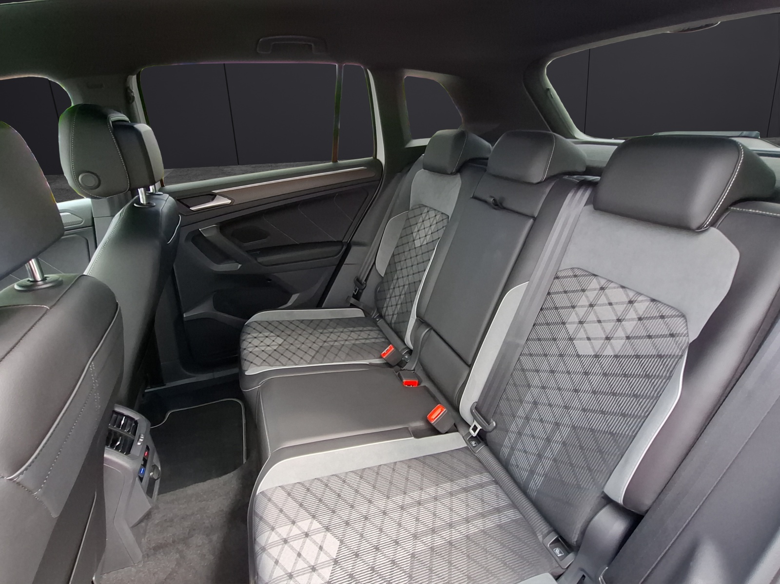 Fahrzeugabbildung Volkswagen Tiguan TSI R-Line DSG 4M Matrix AHK Navi AID ACC RFK SH 19