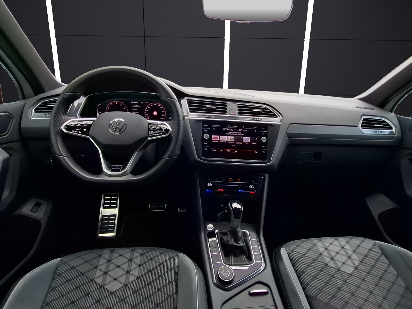 Fahrzeugabbildung Volkswagen Tiguan TSI R-Line DSG 4M Matrix AHK Navi AID ACC RFK SH 19