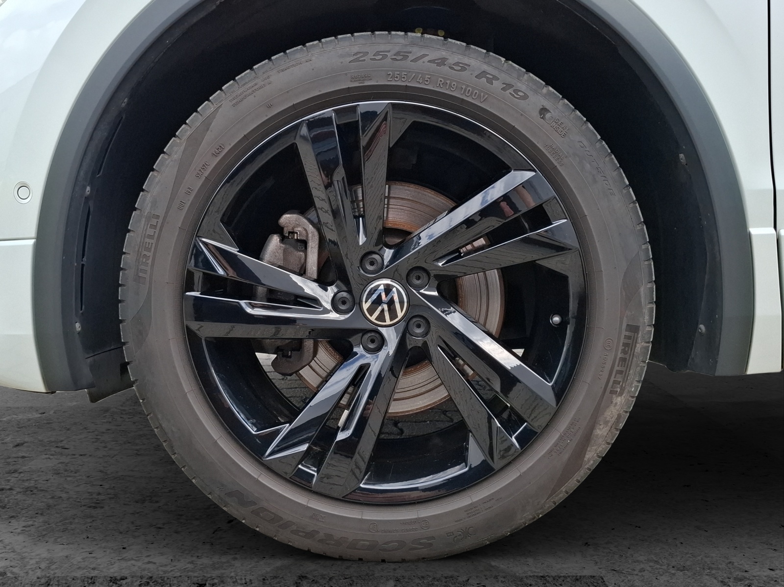 Fahrzeugabbildung Volkswagen Tiguan TSI R-Line DSG 4M Matrix AHK Navi AID ACC RFK SH 19