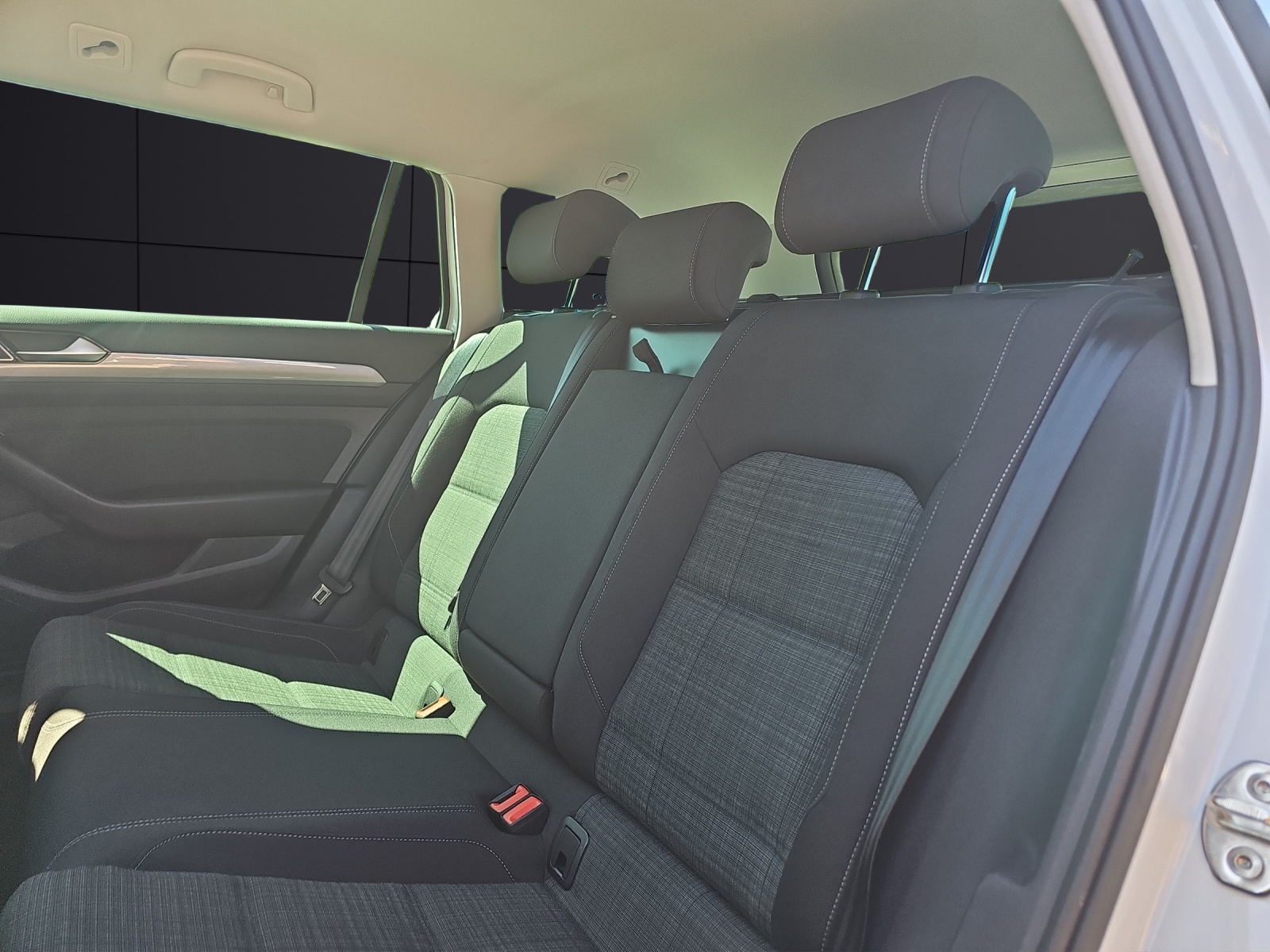 Fahrzeugabbildung Volkswagen Passat Variant Business TDI DSG LED ACC SHZ RearView WeConnect Navi