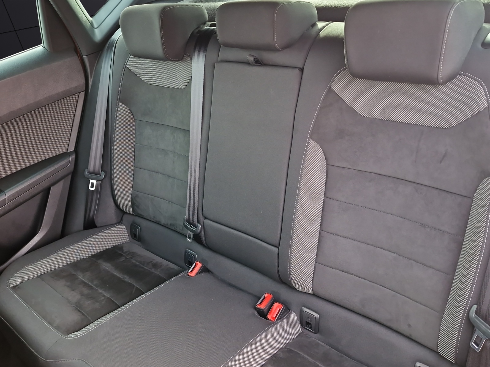 Fahrzeugabbildung SEAT Ateca Xcellence 1.4 TSI KAMERA LED SITZHEIZUNG