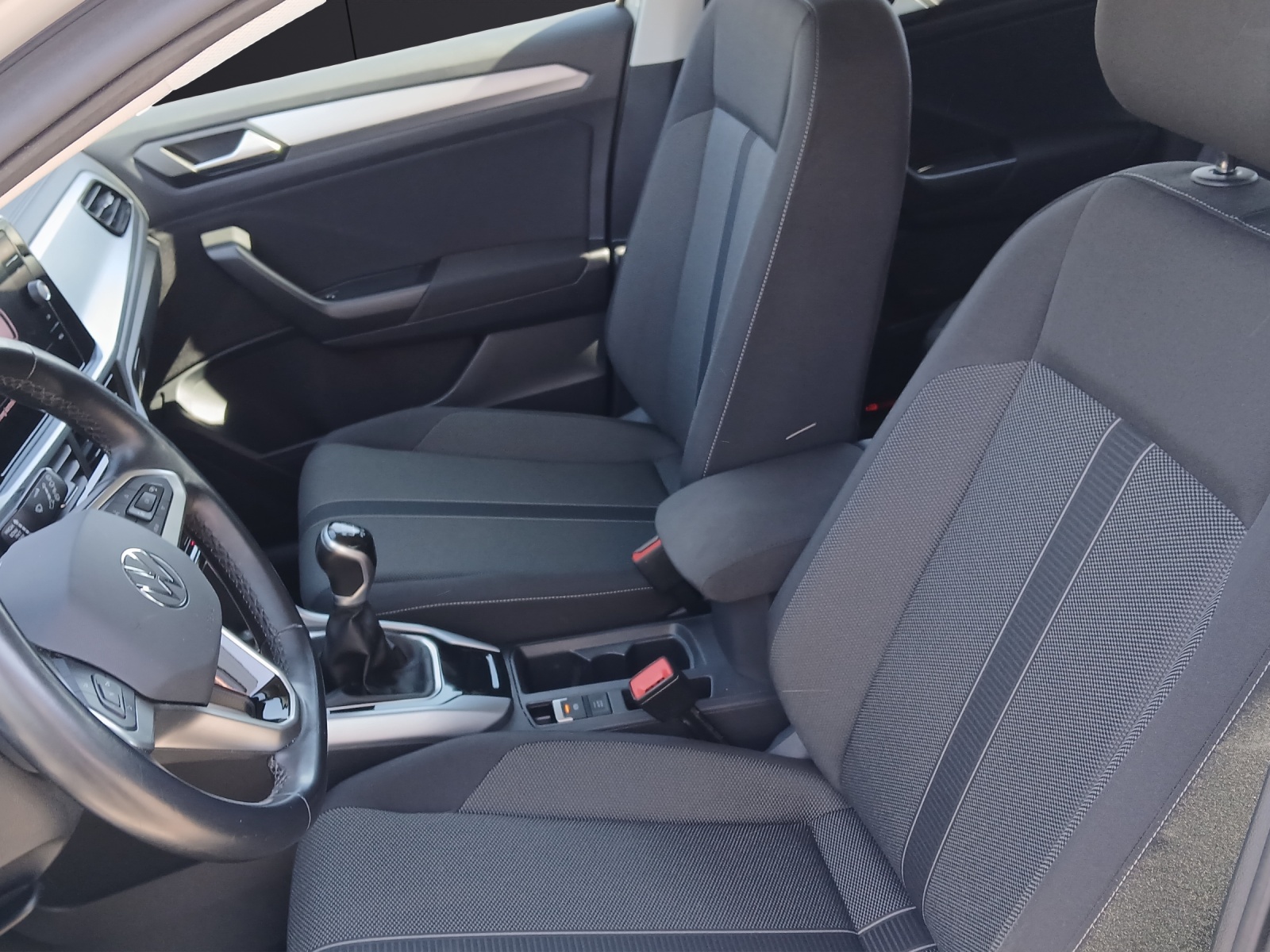 Fahrzeugabbildung Volkswagen T-Roc TSI Life LED CarPlay AID GRA SHZ Park-Assist