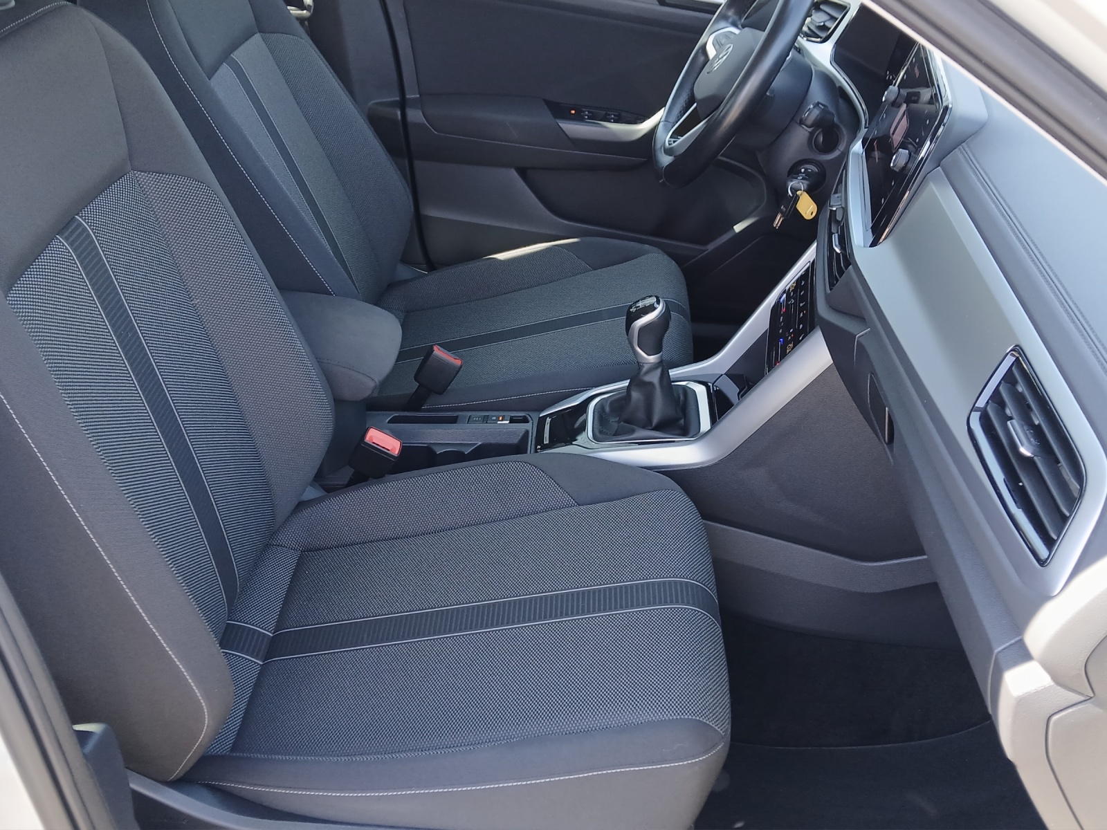 Fahrzeugabbildung Volkswagen T-Roc TSI Life LED CarPlay AID GRA SHZ Park-Assist