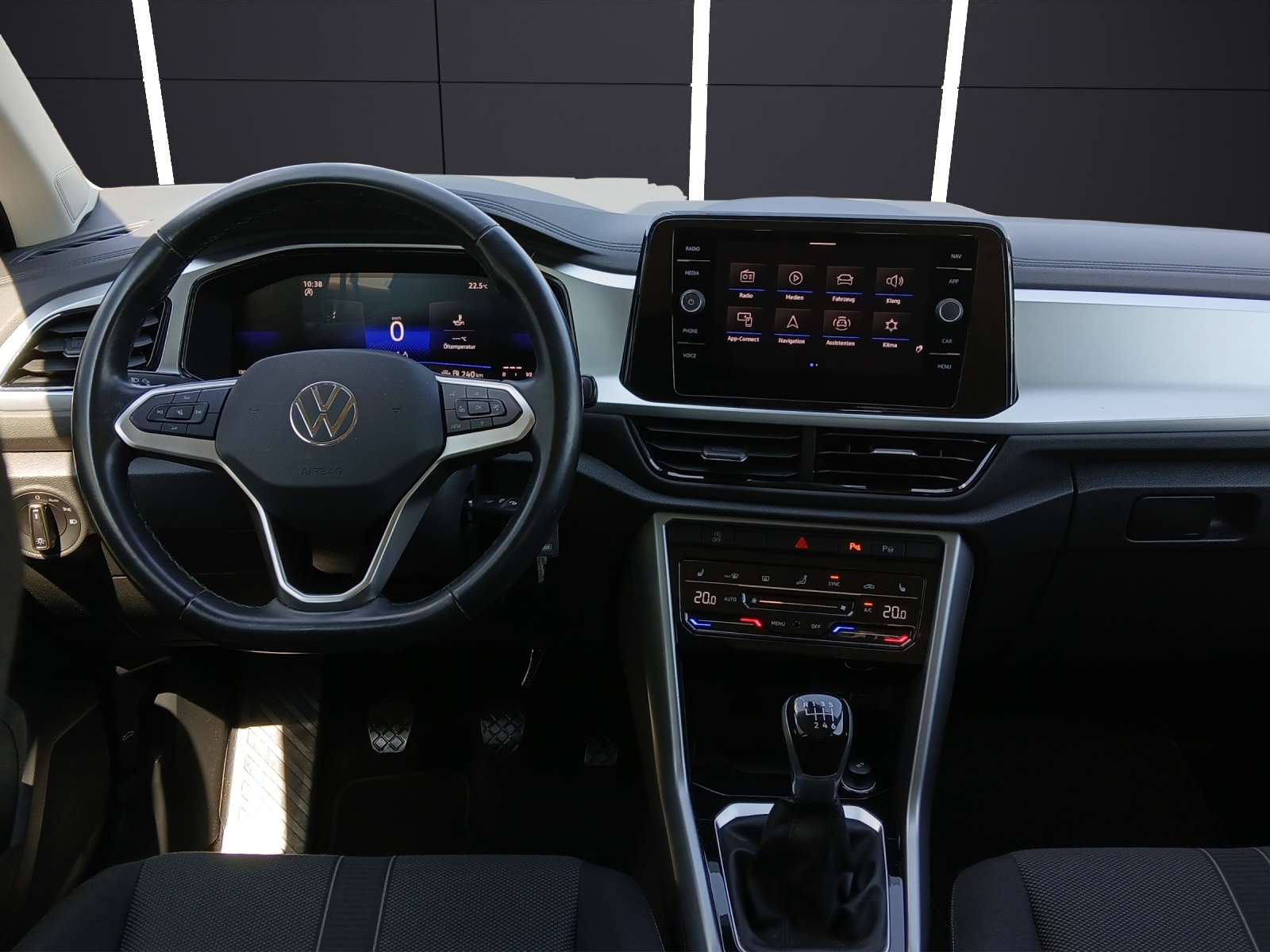 Fahrzeugabbildung Volkswagen T-Roc TSI Life LED CarPlay AID GRA SHZ Park-Assist