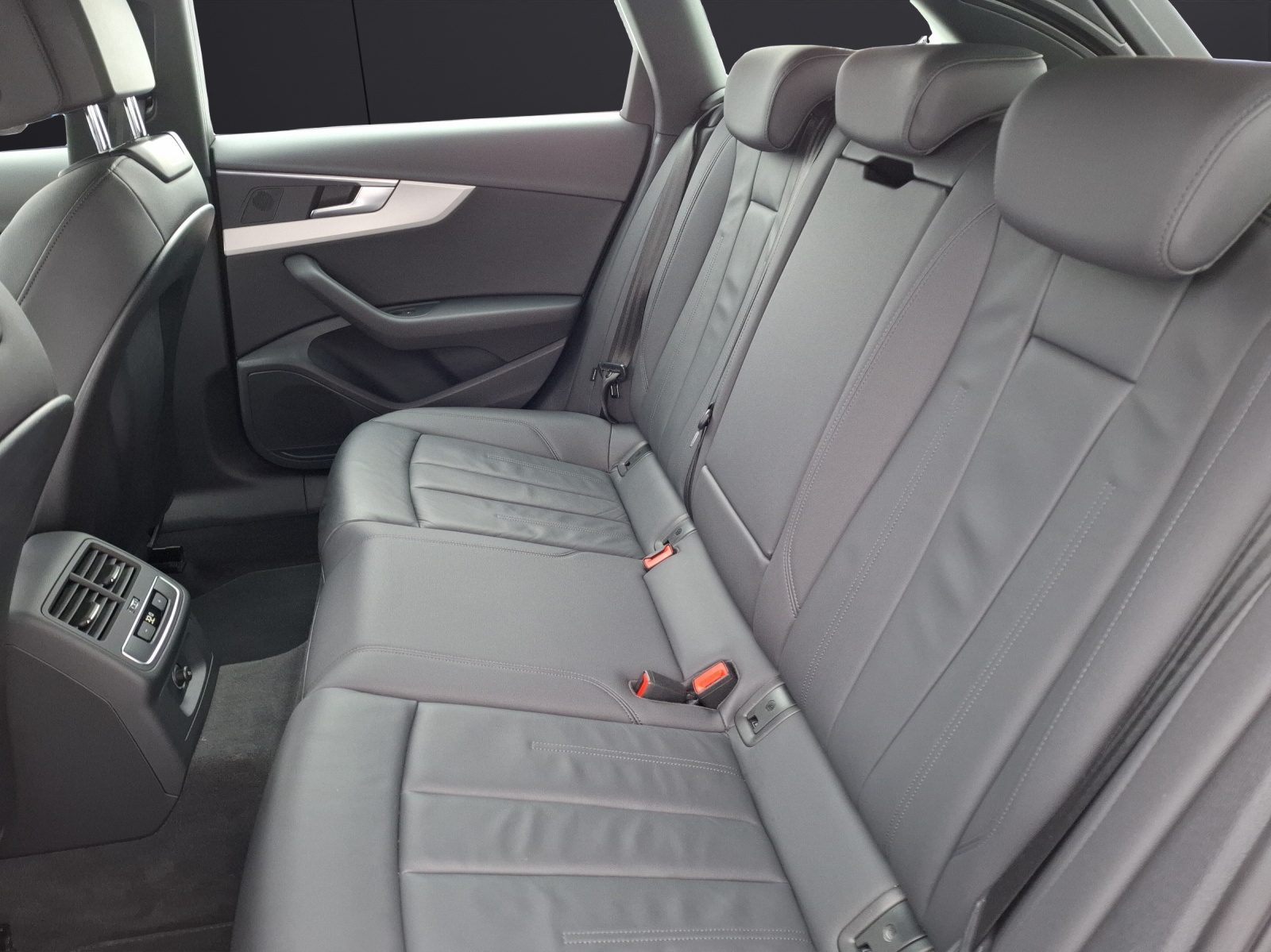 Fahrzeugabbildung Audi A4 Avant 40 TDI advanced quattro S-tronic LED AHK Navi ACC RFK SH