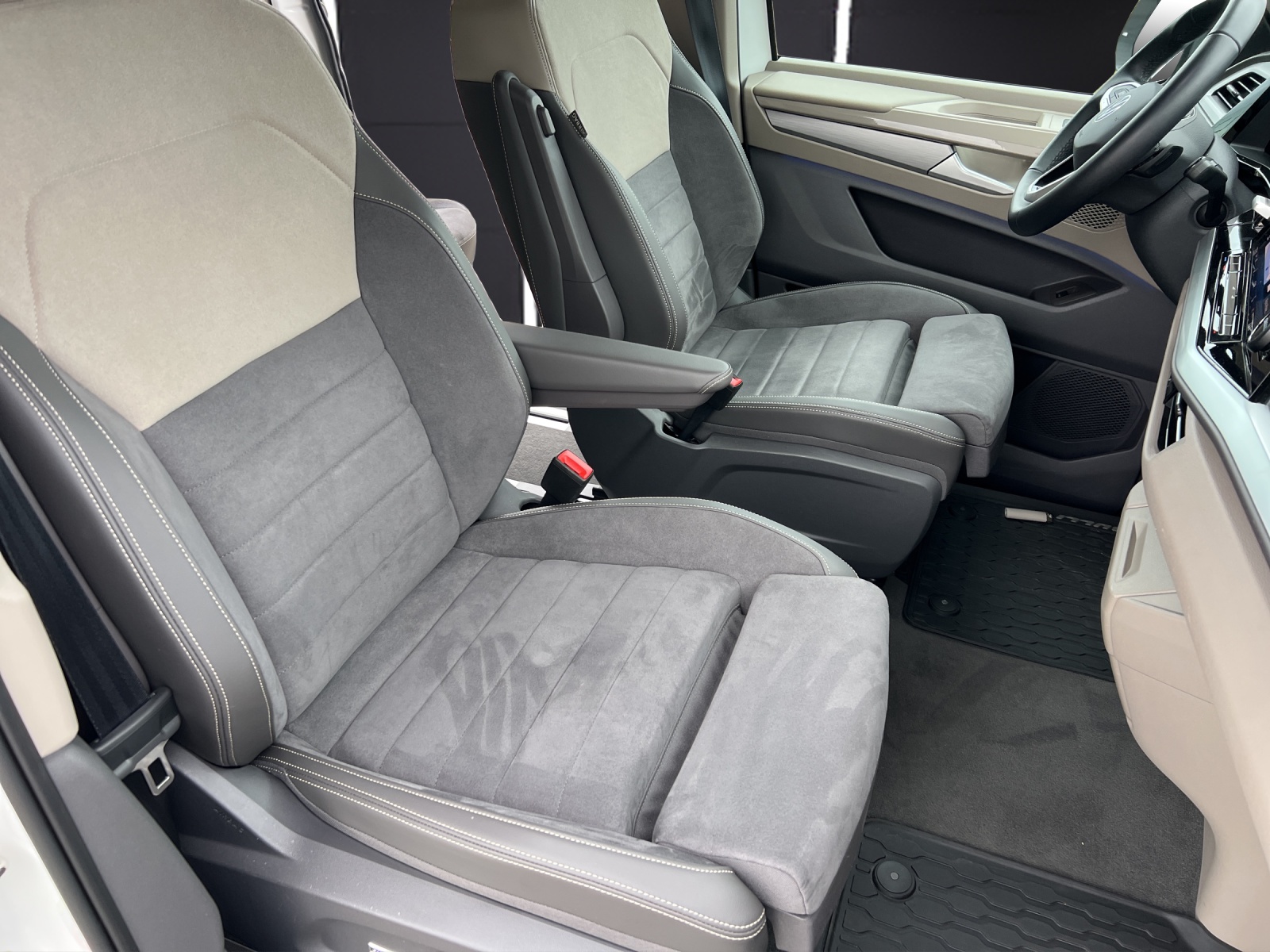 Fahrzeugabbildung Volkswagen T7 Multivan Style DSG TSI IQ-LED AHK H&K