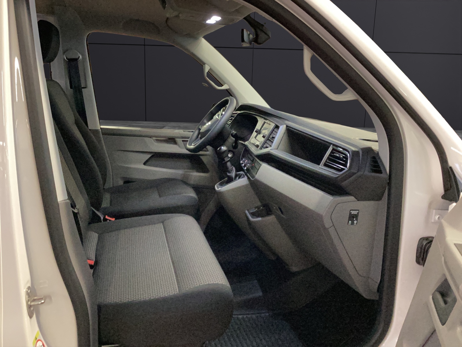Fahrzeugabbildung Volkswagen T6 Kombi T6.1 TDI 9-Sitzer KLIMA PDC DAB
