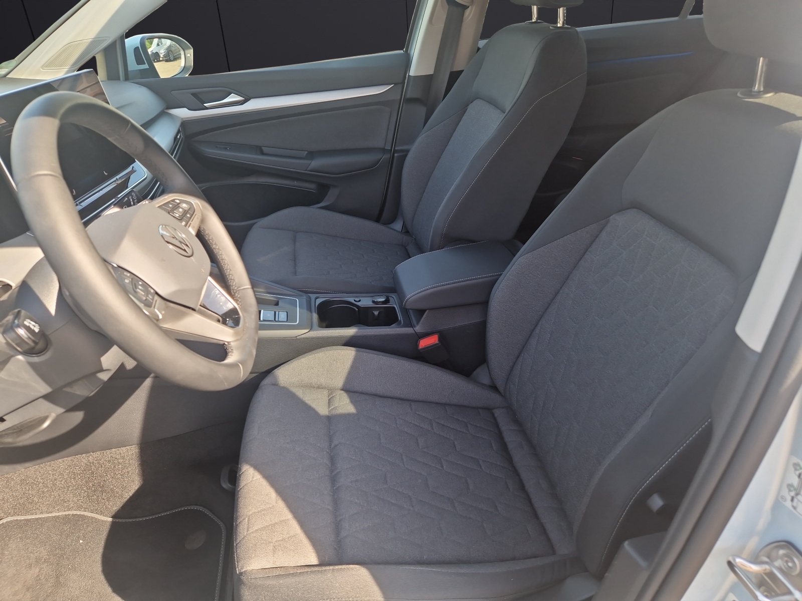 Fahrzeugabbildung Volkswagen Golf VIII Variant eTSI Life DSG LED ACC AHK SHZ HuD RearView DAB+ Navi