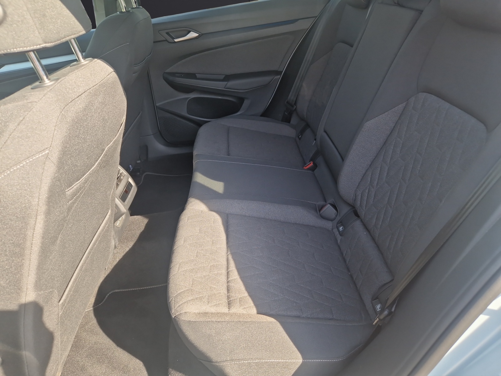 Fahrzeugabbildung Volkswagen Golf VIII Variant eTSI Life DSG LED ACC AHK SHZ HuD RearView DAB+ Navi