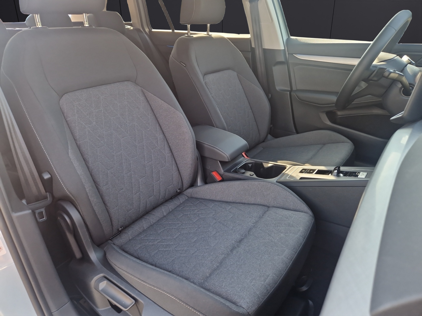 Fahrzeugabbildung Volkswagen Golf VIII Variant eTSI Life DSG LED ACC AHK SHZ HuD RearView DAB+ Navi