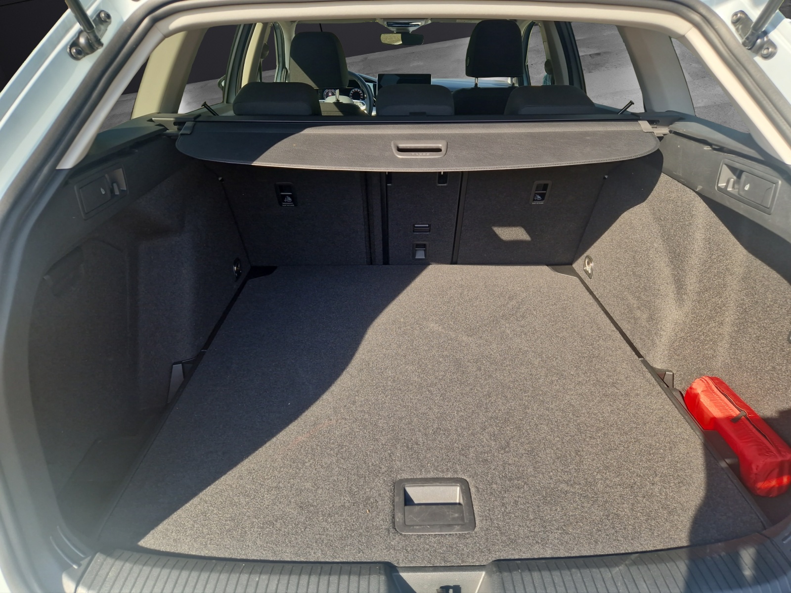 Fahrzeugabbildung Volkswagen Golf VIII Variant eTSI Life DSG LED ACC AHK SHZ HuD RearView DAB+ Navi