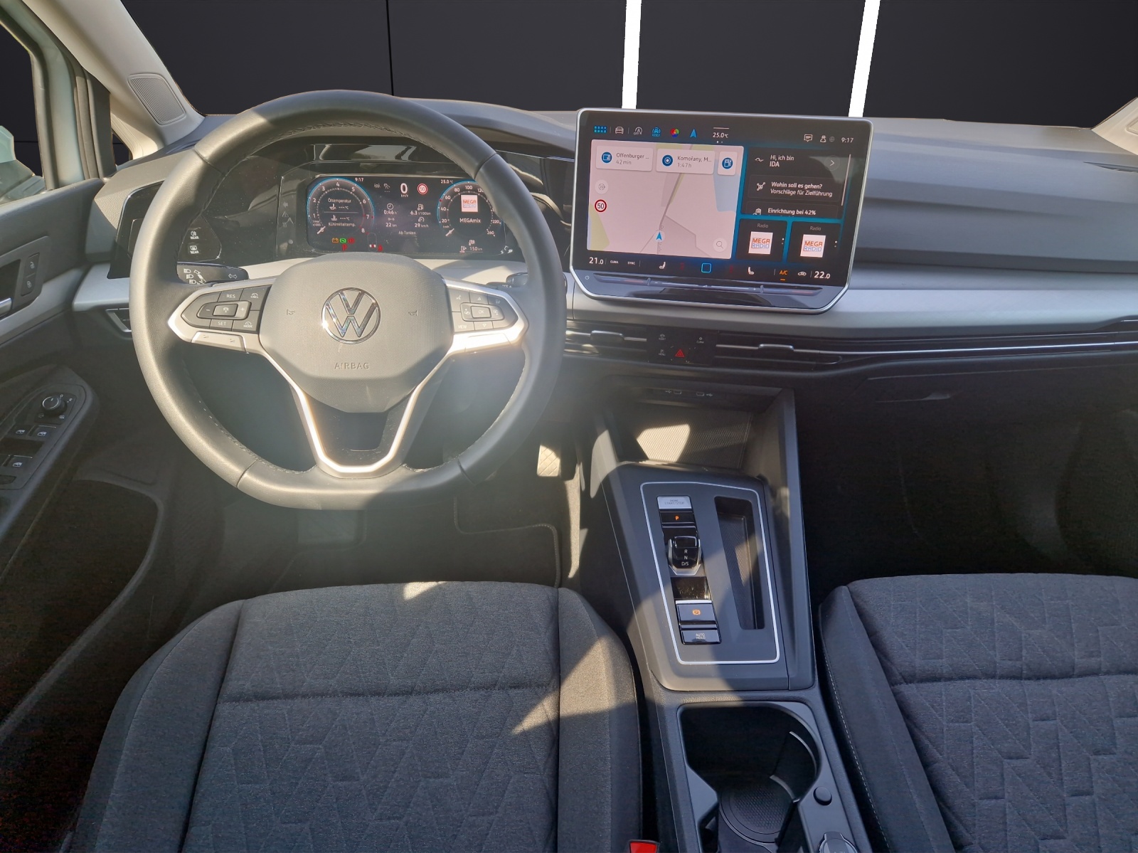 Fahrzeugabbildung Volkswagen Golf VIII Variant eTSI Life DSG LED ACC AHK SHZ HuD RearView DAB+ Navi