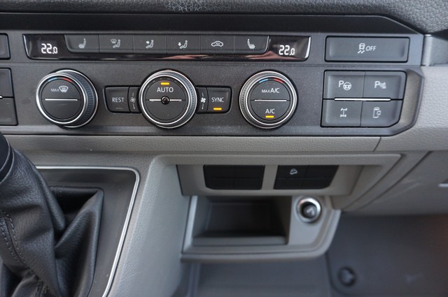 Fahrzeugabbildung Volkswagen Crafter Grand California 680 DSG 4M Standhzg. LED Hochbett Markise AHK Navi RFK
