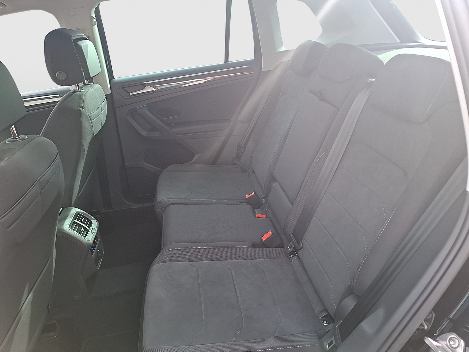 Fahrzeugabbildung Volkswagen Tiguan TSI Elegance DSG Matrix Navi AID HUD ACC RFK SH