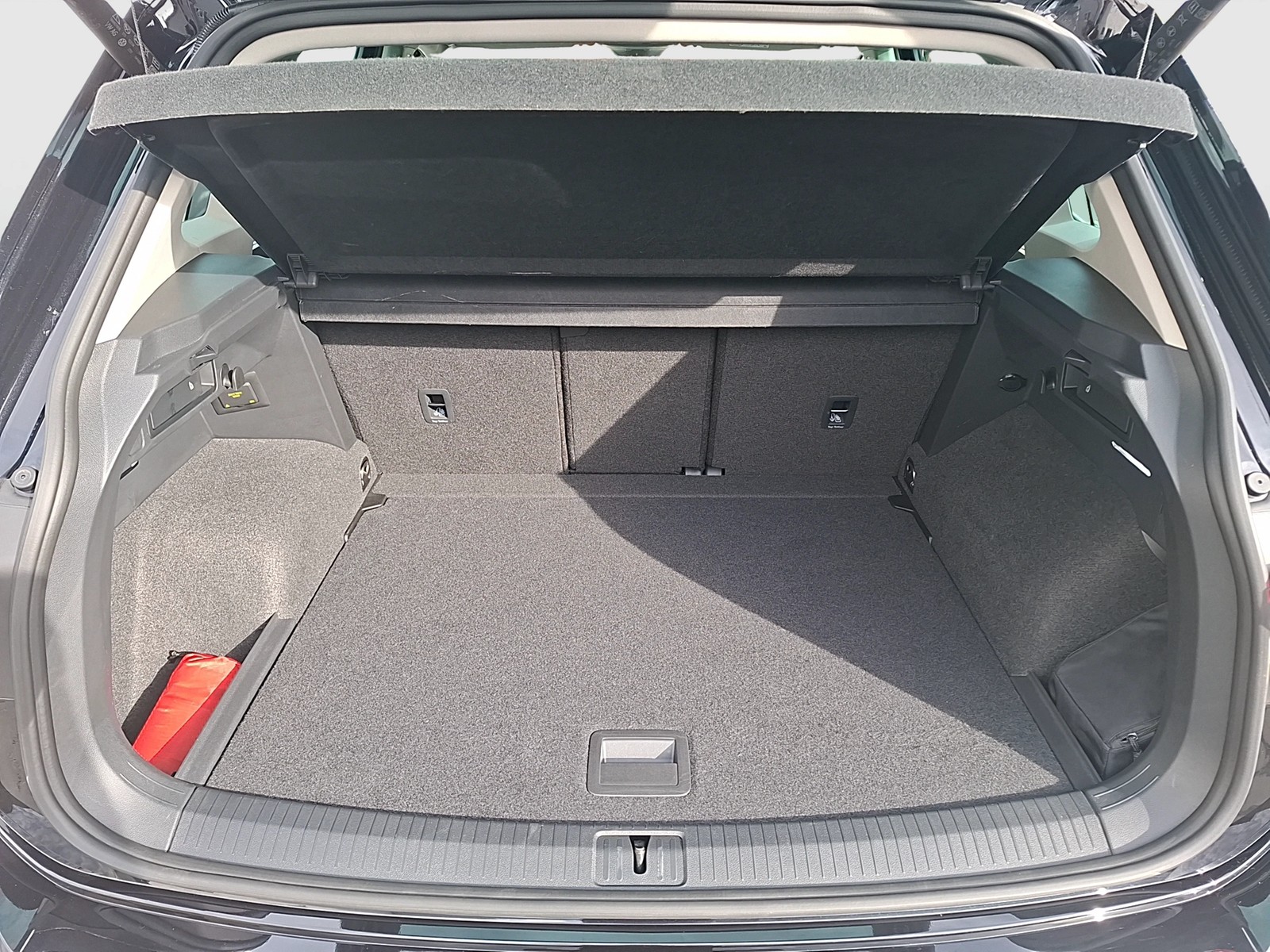Fahrzeugabbildung Volkswagen Tiguan TSI Elegance DSG Matrix Navi AID HUD ACC RFK SH