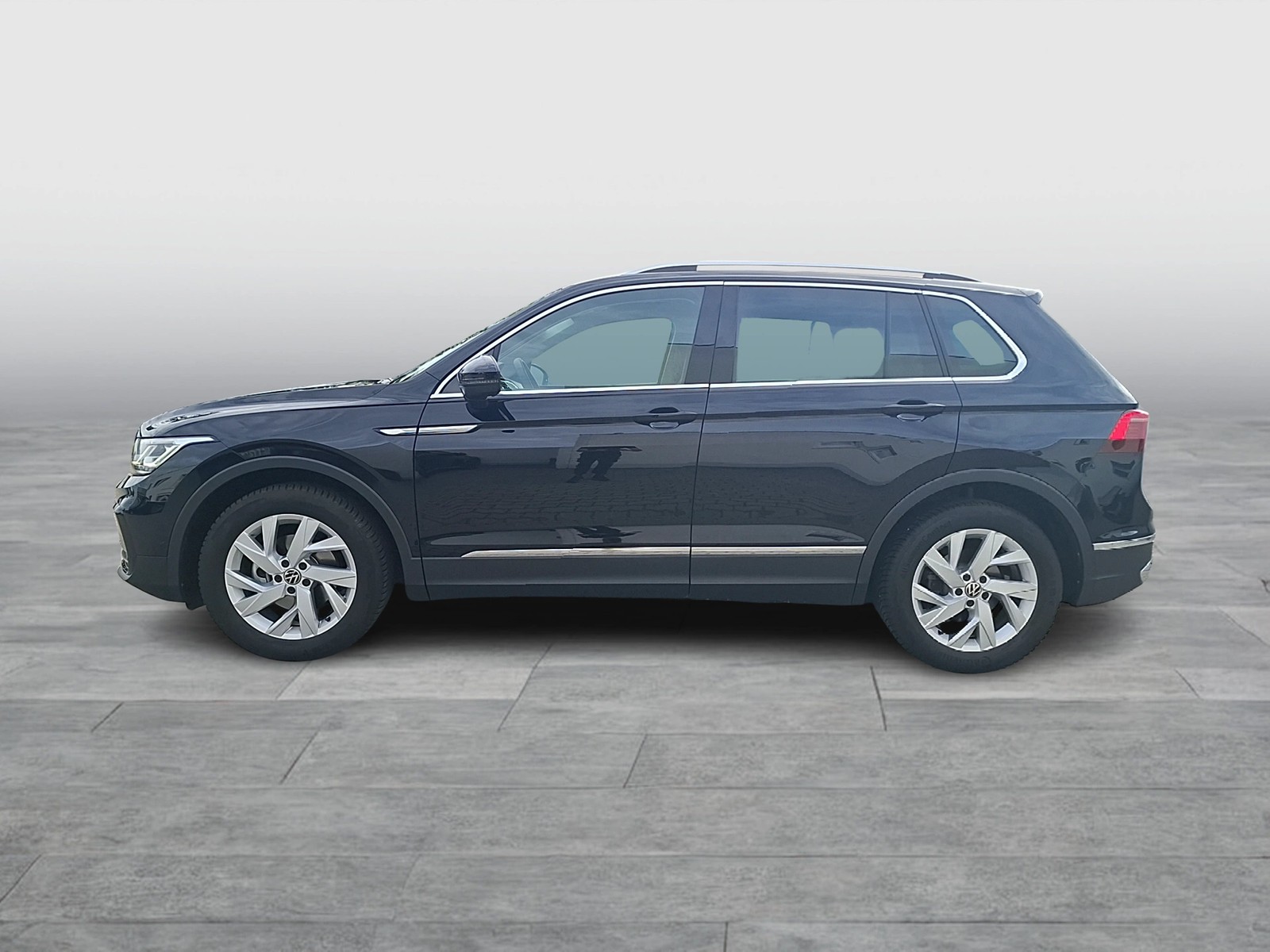 Fahrzeugabbildung Volkswagen Tiguan TSI Elegance DSG Matrix Navi AID HUD ACC RFK SH
