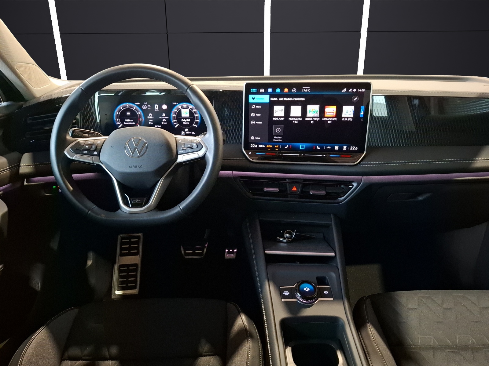 Fahrzeugabbildung Volkswagen Tiguan eTSI Goal DSG LED AHK Navi AID ACC RFK SH