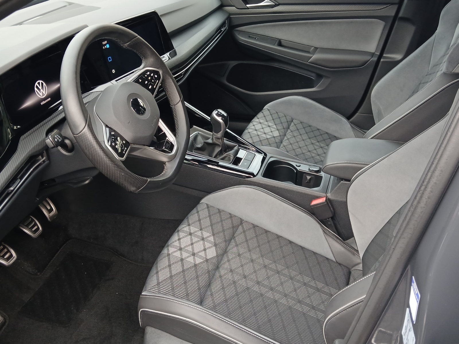 Fahrzeugabbildung Volkswagen Golf VIII Variant TSI R-Line LED AHK Navi AID ACC RFK SH