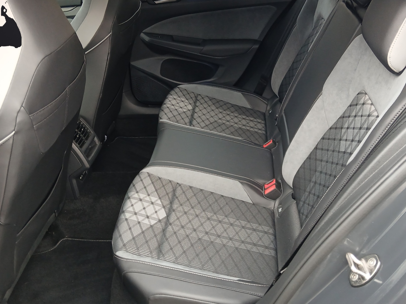 Fahrzeugabbildung Volkswagen Golf VIII Variant TSI R-Line LED AHK Navi AID ACC RFK SH