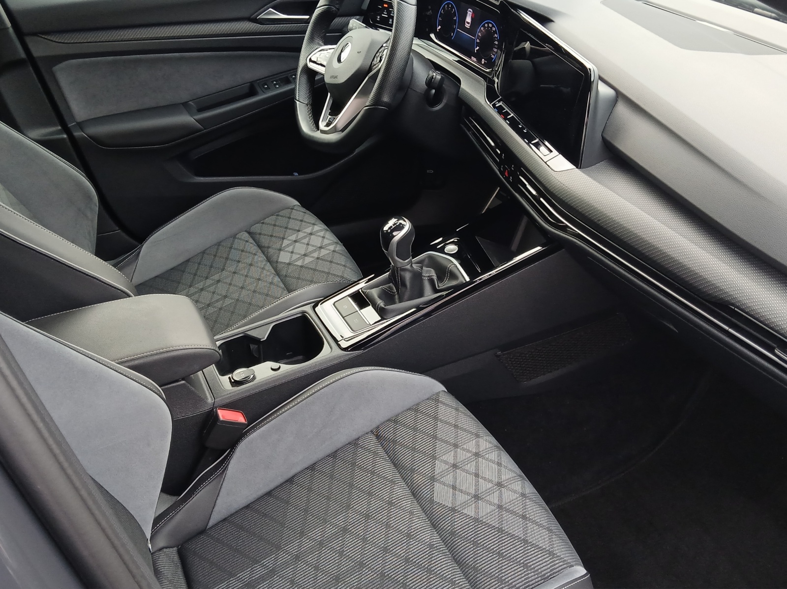 Fahrzeugabbildung Volkswagen Golf VIII Variant TSI R-Line LED AHK Navi AID ACC RFK SH