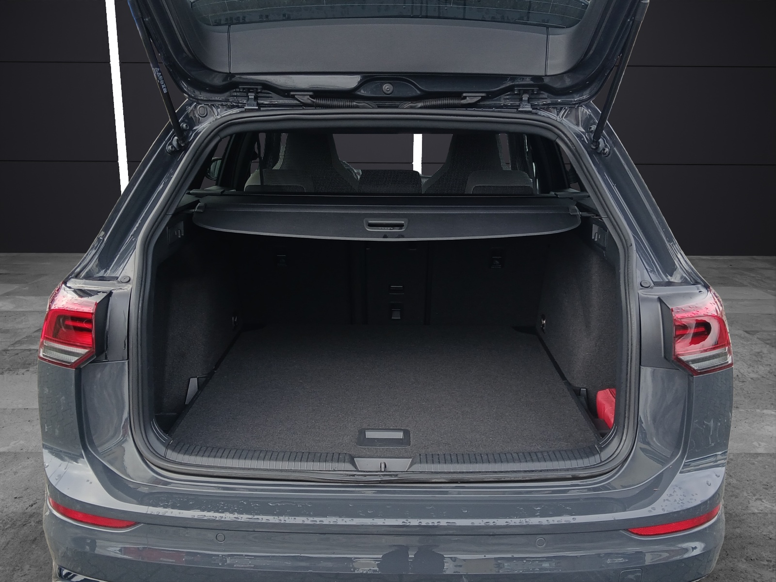 Fahrzeugabbildung Volkswagen Golf VIII Variant TSI R-Line LED AHK Navi AID ACC RFK SH